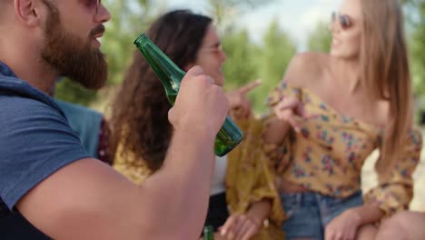primer plano de un hombre guapo bebiendo cerveza en la fiesta/dabrowa gornicza/polonia