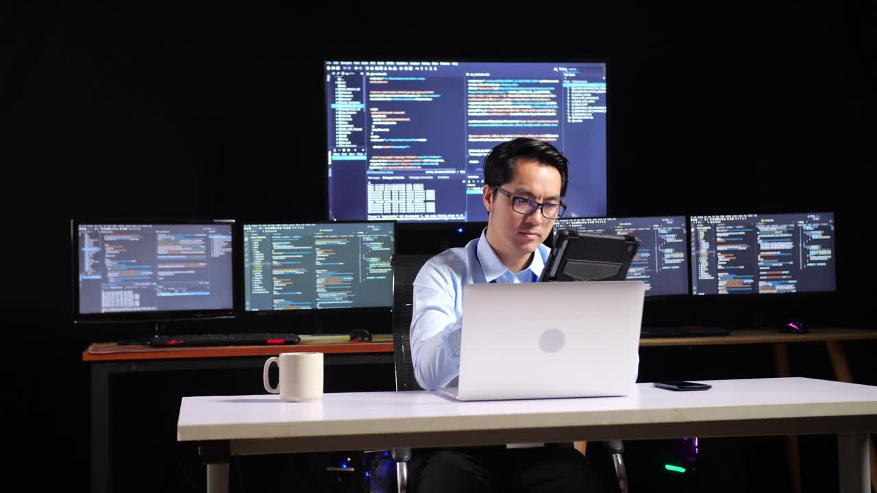 programador trabajando hasta tarde en la noche en su estación de trabajo