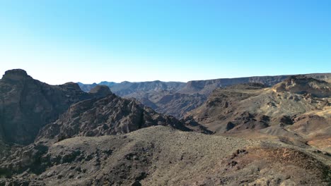 Cautivador-Paisaje-Desértico;-Panorámica-Suave-Sobre-Terreno-Rocoso.