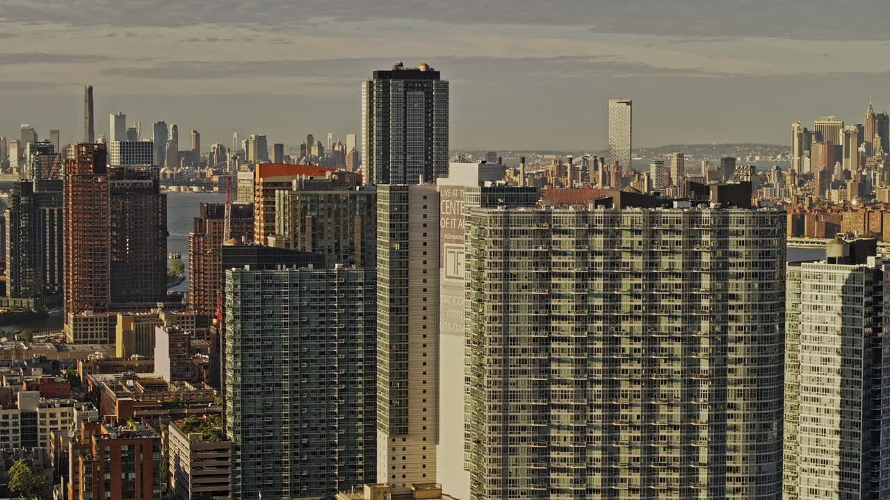 뉴욕 에어리얼 v392 드 드론 플라이오버 헌터스 포인트 브루클린 시내 풍경, 맨해튼 하부 리버사이드 주거 지역, 이스트 리버 - mavic 3 pro cine - 2023년 9월