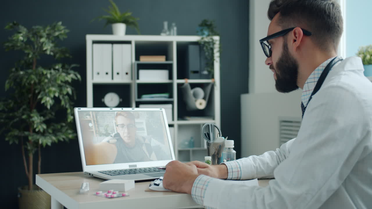 Medico che effettua un consulto virtuale