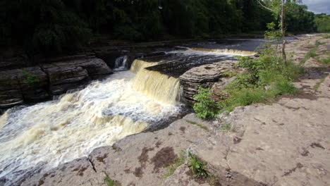 extra amplia toma mirando hacia arriba las cataratas inferiores en aysgarth cae en el río ure, yorkshire dales