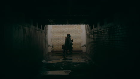 여성 들 은 터널 에서 서로 인사 한다