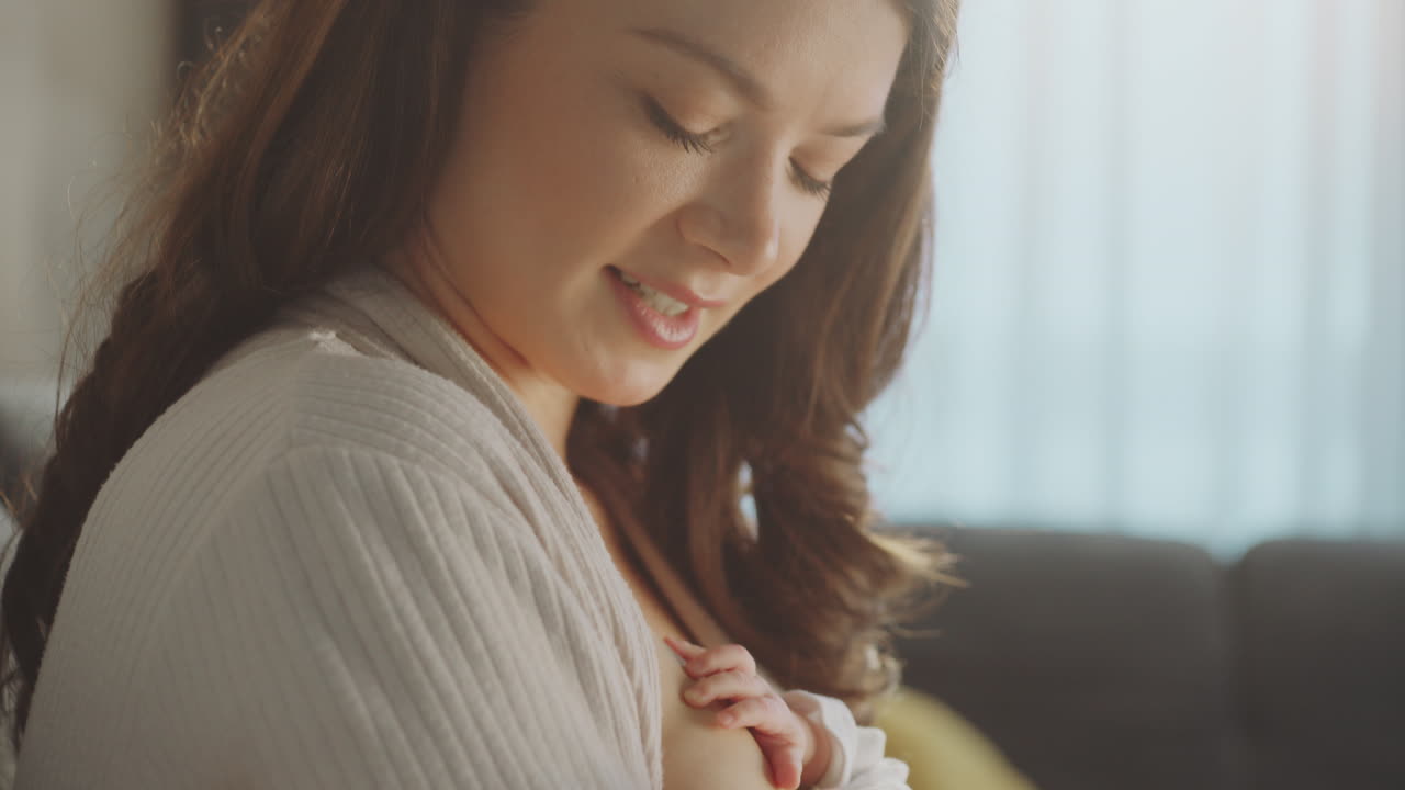 모유 수유하는 아기