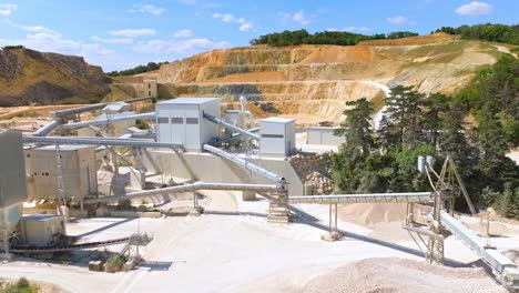 Haufen-Zerkleinerter-Steine-Mit-Brecher-Und-Förderbandsystem-Im-Kalksteinbergwerk