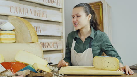 el vendedor en una pequeña tienda de comestibles está hablando con el comprador