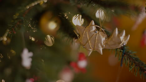 Nahaufnahme-Von-Verschiedenen-Christbaumschmuck-Weihnachtskugeln-2