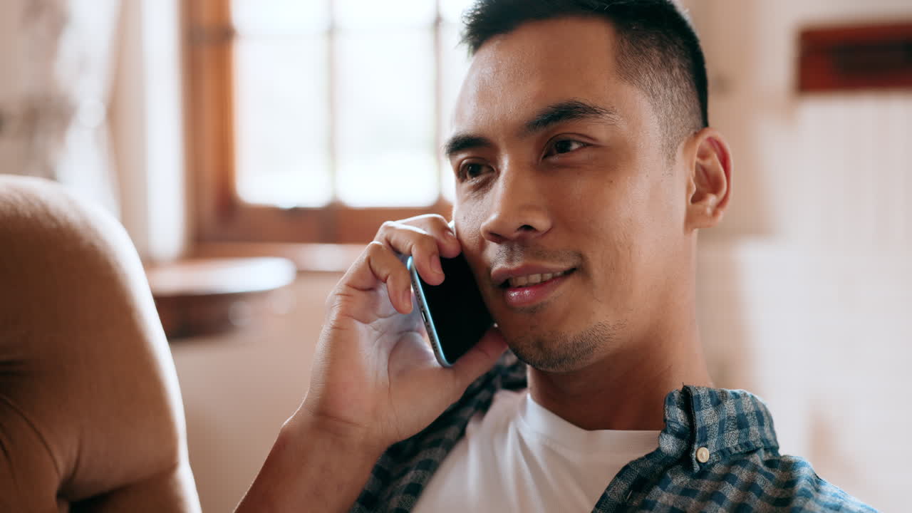 긴장을 풀고, 전화 통화와 전화로 이야기하는 남자