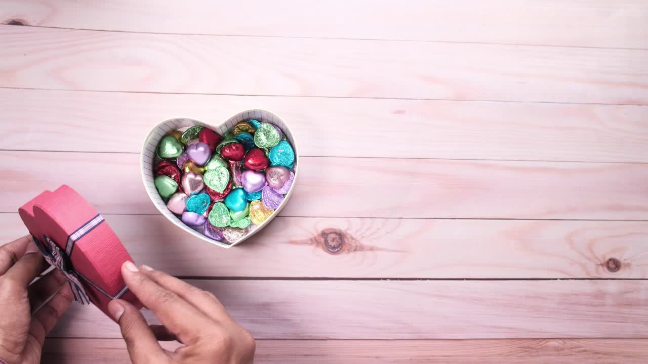 caja de regalo en forma de corazón con chocolates