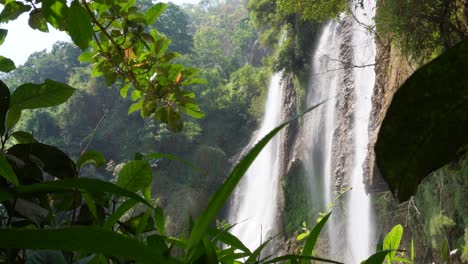 una hermosa foto de la cascada thi lo su, ubicada en medio de la jungla de umphang en el norte de tailandia en asia en un día azul claro