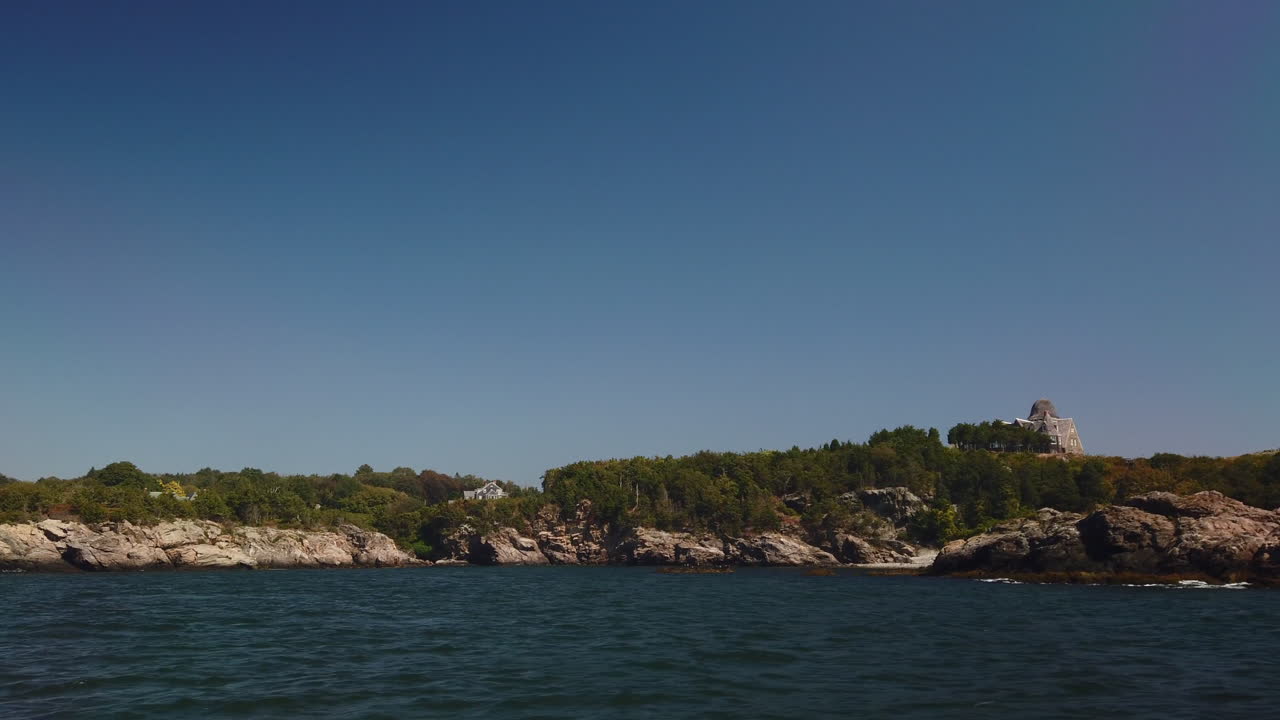 плавный устойчивый снимок жилого дома в гавани ньюпорта, штат род-айленд