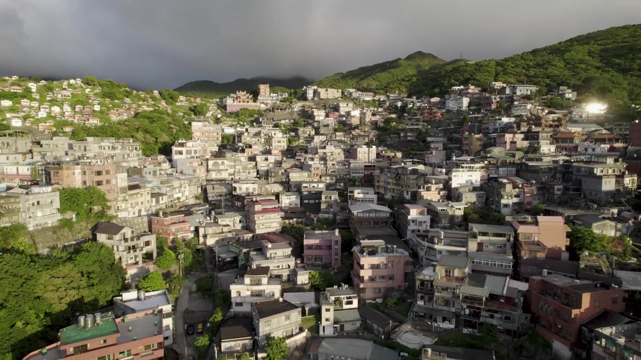 Taiwan, Drohnenaufnahme der Altstadt Jiufen im Bezirk Ruifang, ein berühmtes Wahrzeichen und Touristendorf am Berg in Taiwan an der Ostküste der Insel mit Blick auf den Pazifik.