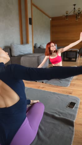 mujeres que practican yoga o estiramiento en casa