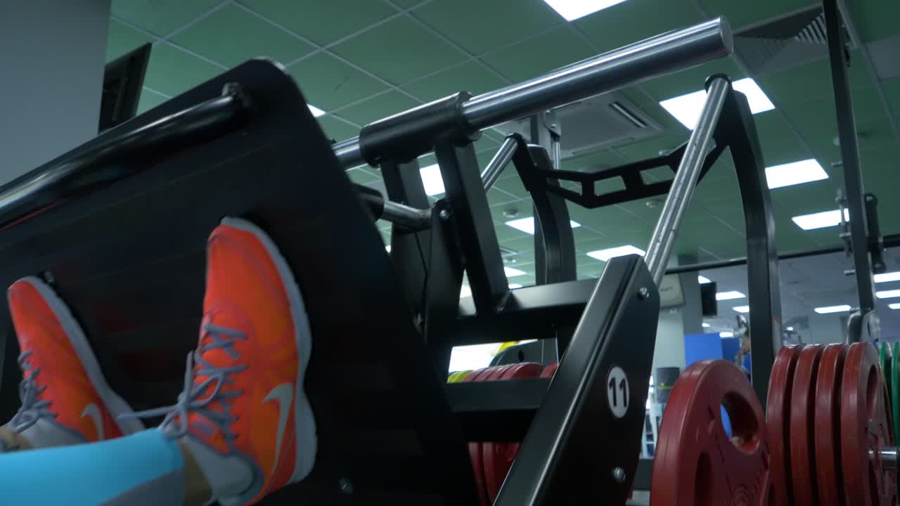 체육관 에서 다리 압축 운동