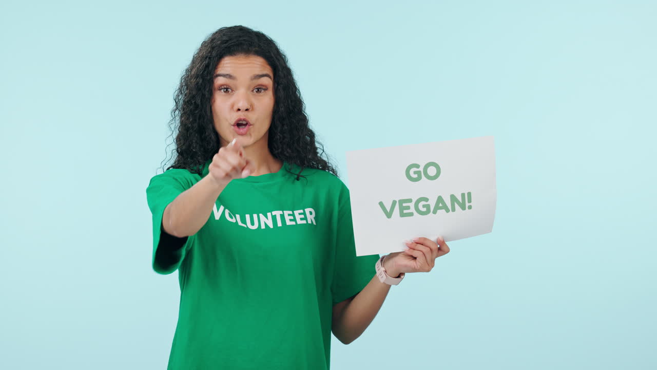 cartel, mujer y señalándote a la cartelera