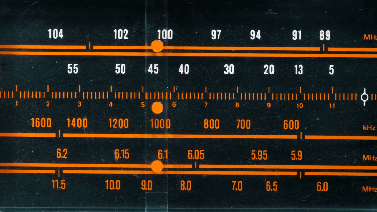 아날로그 라디오 다이얼 주파수를 빈티지 수신기의 스케일에 맞추기