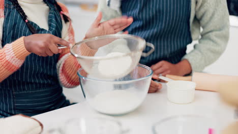 Cocina,-Ayuda-Y-Manos-De-Madre