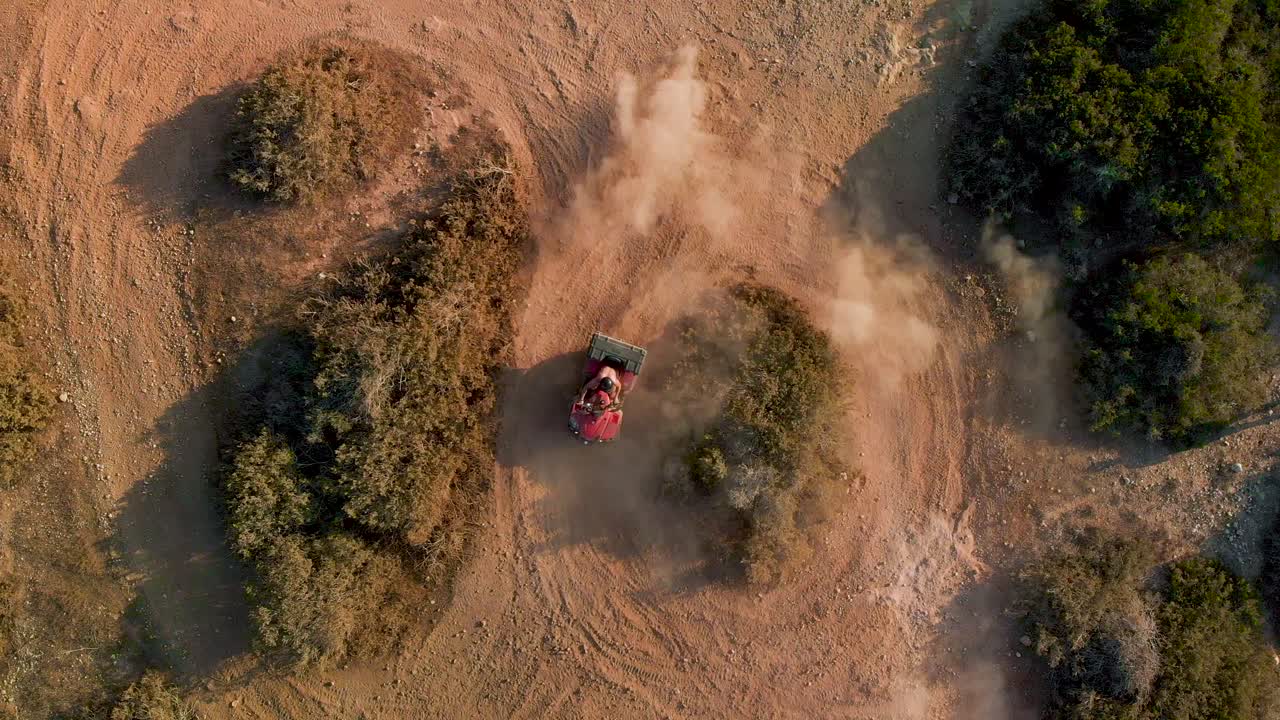 Un singolo dune buggy a quattro ruote che corre in cerchio su un sentiero sterrato a Capo Greko.