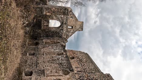 Ruinas-Del-Castillo-Medieval-De-Sigulda,-Letonia