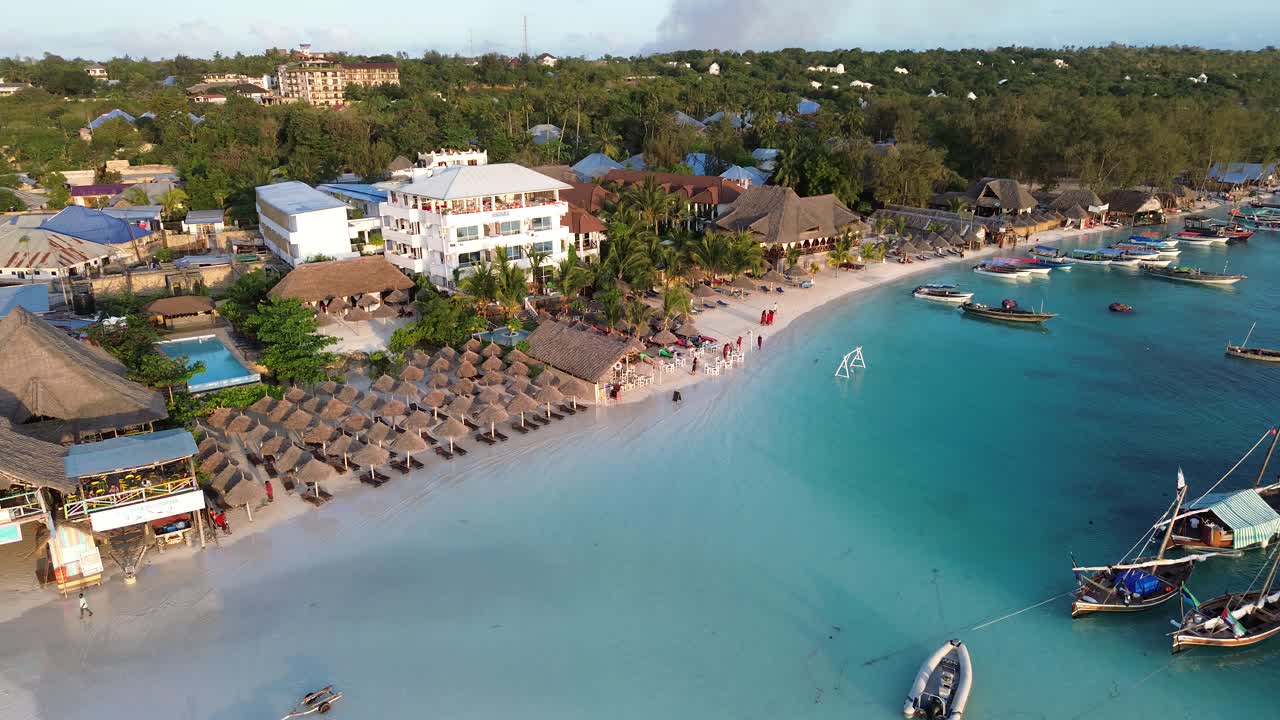 vista aérea de un balneario tropical