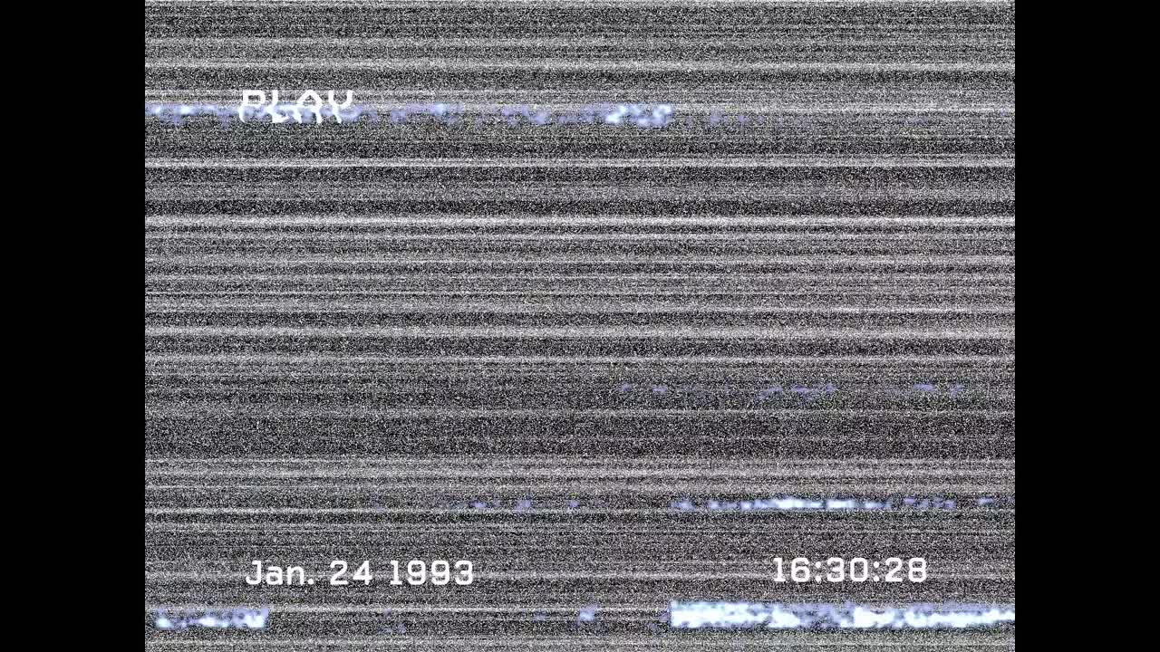 Animazione di interfaccia digitale su schermo con linee e glitch