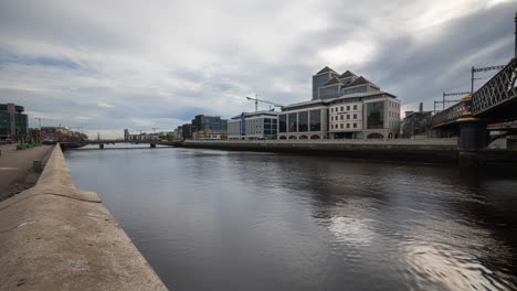 Lapso-De-Tiempo-Panorámico-Del-Tráfico-Por-Carretera-Durante-El-Día-Y-La-Gente-Caminando-En-La-Ciudad-De-Dublín-En-Irlanda