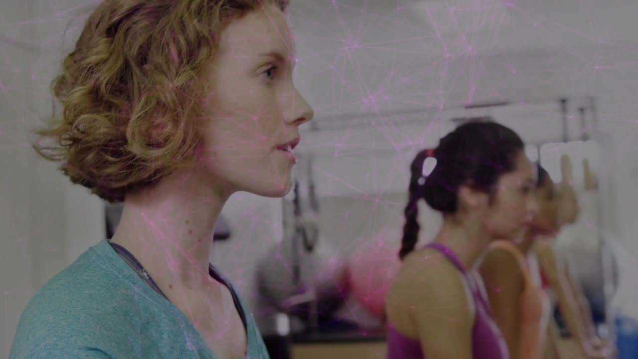 Video verticale: Donna in primo piano che segue un'indicazione vocale in palestra, una linea animata traccia la posa e tappetini per la forma