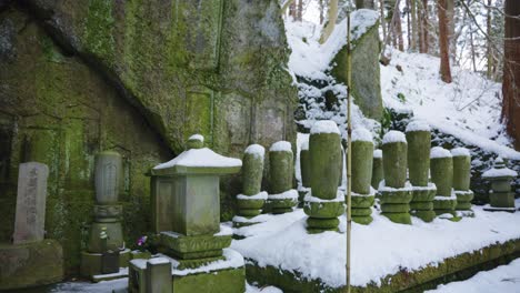 nieve en el santuario budista de la montaña en yamadera