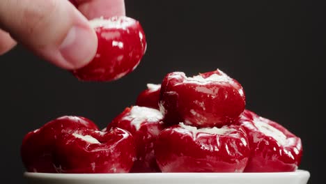 pimienta rellena con queso, restaurante italiano o español con tapas tradicionales, cocina española, deliciosas tapas saladas fermentadas y queso, tomates secos, aperitivo en la barra, buffet