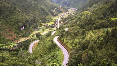 imágenes aéreas de una cadena montañosa en el norte de vietnam