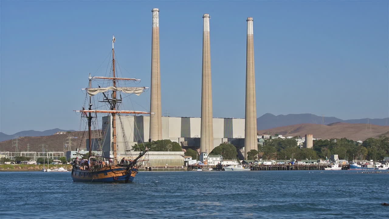 высокий корабль проплывает мимо электростанции морро бэй калифорния