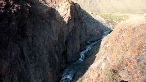 Hermosa-Naturaleza-Del-Valle-En-Las-Montañas-De-Kirguistán