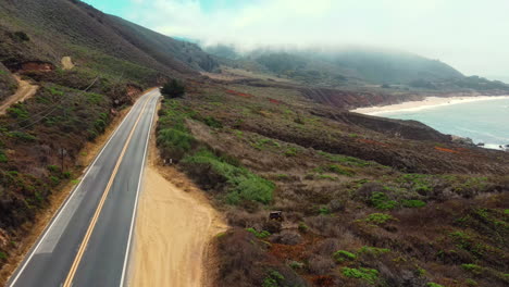 La-Ruta-Histórica-1-Va-Directamente-A-Lo-Largo-De-La-Costa-Rocosa-De-Big-Sur,-California