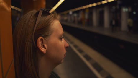 Frau,-Die-An-Der-Bahn-In-Der-U-Bahn-Wartet---Zeitlupe