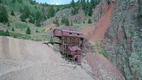 vista de drones de una mina abandonada en la montaña de colorado