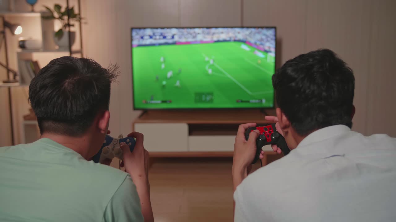 Amici che giocano a calcio al videogioco
