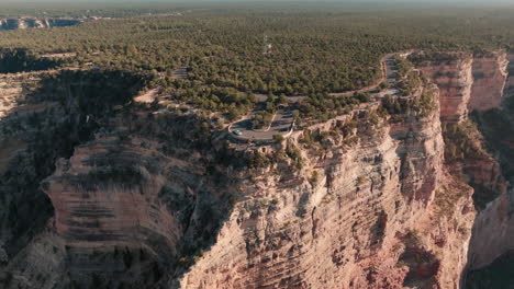 enfoque aéreo hacia el mirador panorámico en el borde del gran cañón