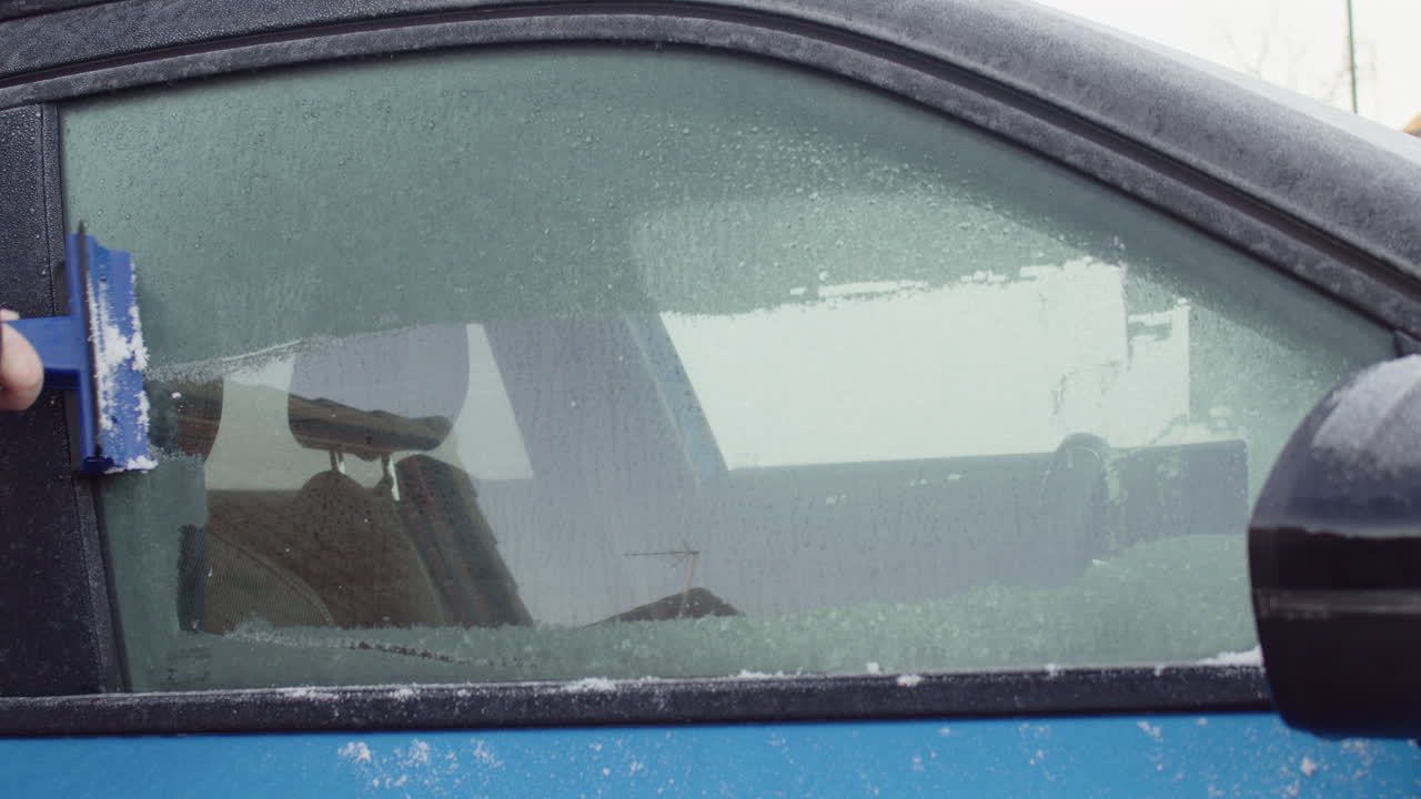 자동차 유리창 얼음 긁어내기