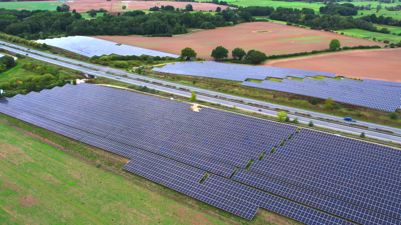 вдоль автомагистрали а20 в мекленбурге-западная померания в германии, есть солнечный парк для производства электроэнергии