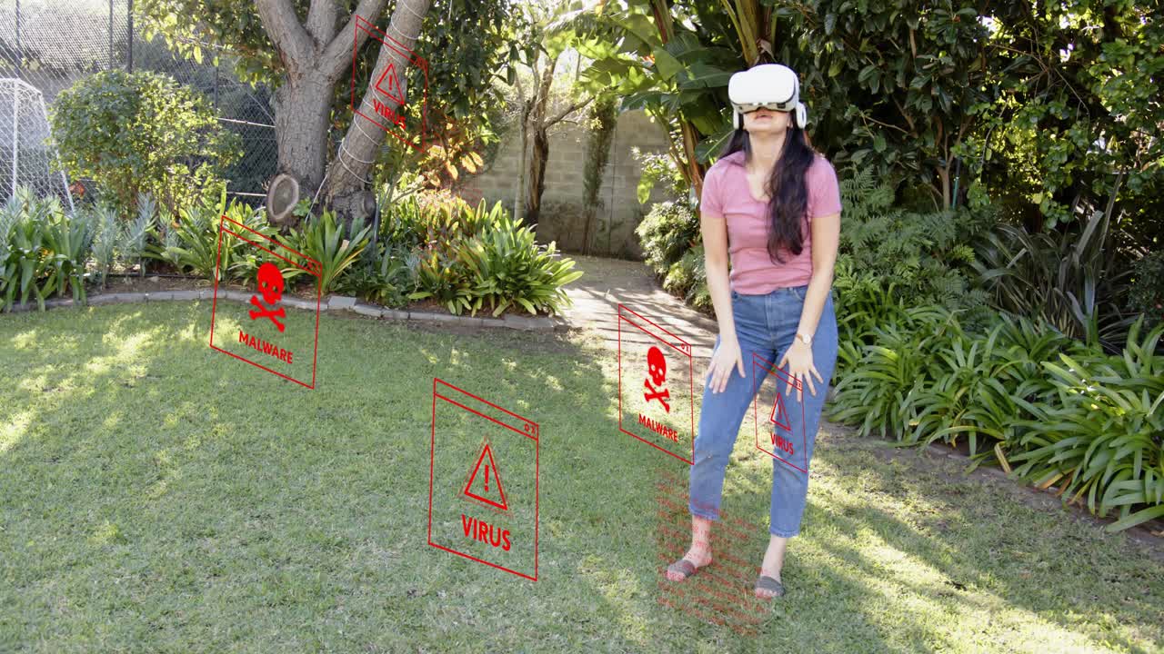 Donna che usa la VR mentre raggiunge e scorre le icone rosse di malware, controllando l'interfaccia utente e dimostrando la sicurezza informatica