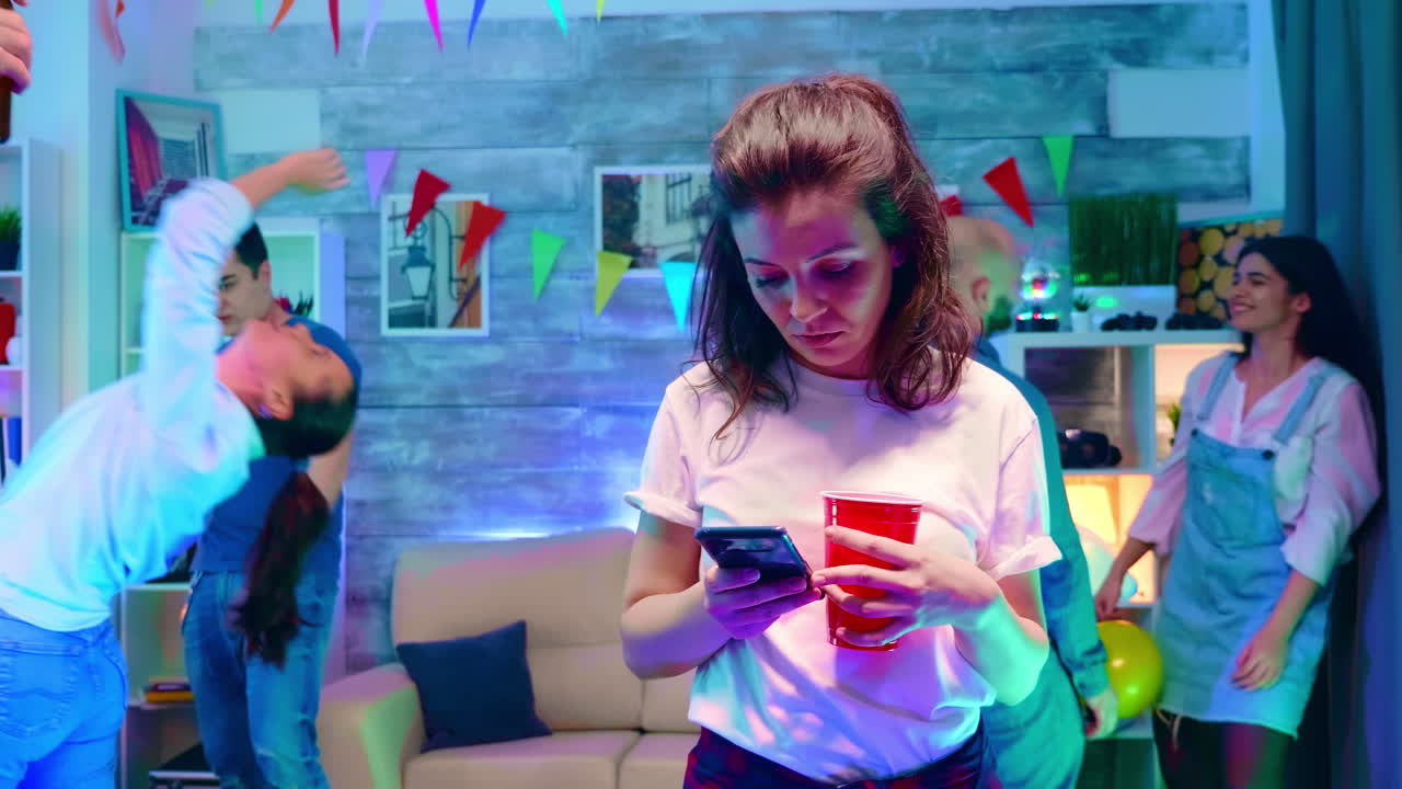 zoom en la toma de una hermosa chica navegando en el teléfono inteligente