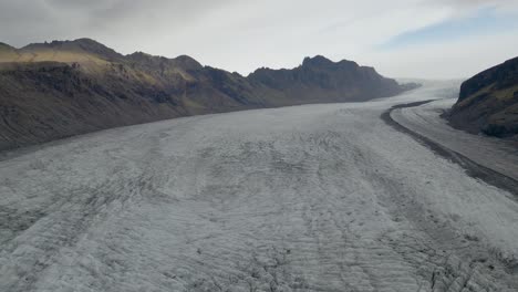 Lengua-Del-Glaciar-Skaftafell-En-Islandia.-Aéreo-Hacia-Adelante-Descendente