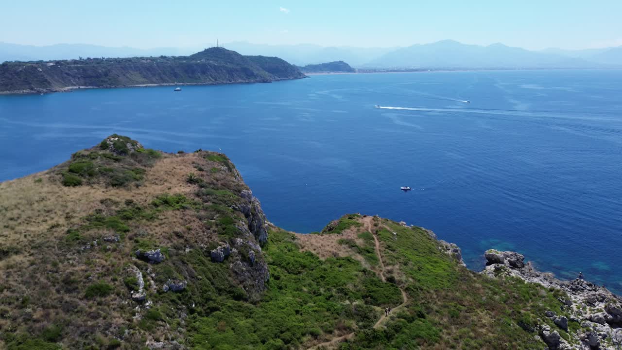 숨을 쉬고, 읽고, 사랑하고, 사랑이 고통보다 강하다고 믿습니다.