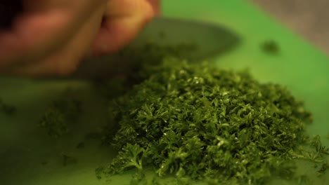 SLOWMO---Chef-cutting-parsley-with-a-knife-on-a-cuttingboard