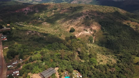 toma aérea de un complejo en la jungla de brasil