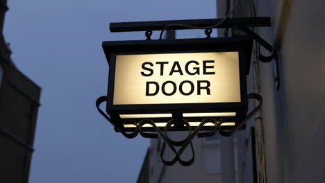 Cartel-De-Puerta-De-Escenario-Iluminado-Fuera-De-Un-Teatro-En-Londres