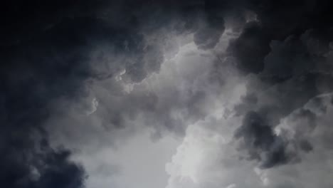 4K-Sicht-Auf-Gewitter-In-Sich-Bewegenden-Wolken-Am-Dunklen-Himmel