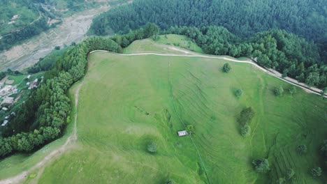 Vista-Aérea-De-Los-Pastizales-En-Medio-Del-Bosque-En-Kulekhani,-Nepal.