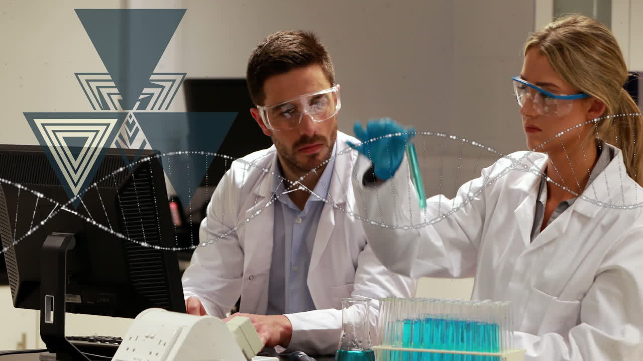 animación de la hélice de adn sobre el científico caucásico alimentando muestras detalles en la computadora en el laboratorio