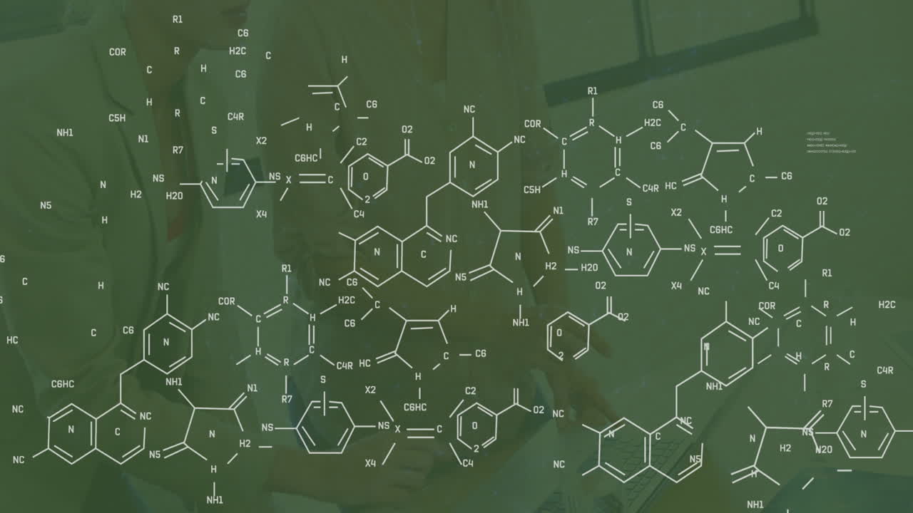 화학 구조의 애니메이션과 데이터 처리가 사무실에서 대화하는 백인 사업가 여성에 대한 것입니다.